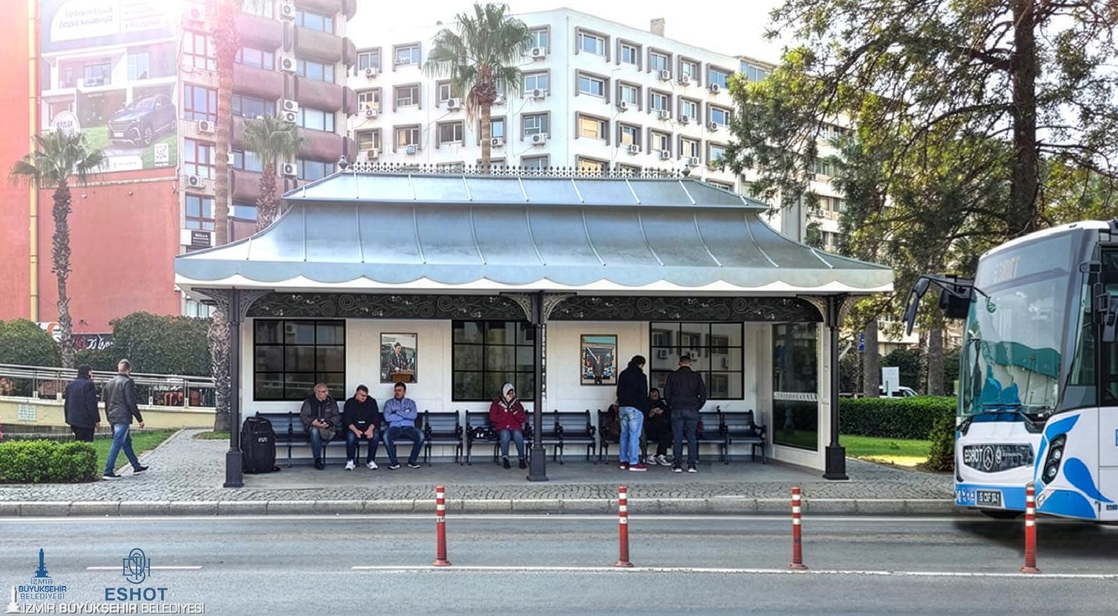 Konak’ta yoğun yolcu hareketliliğinin yaşandığı o bölgeye, güneş ışınlarını filtreleyen