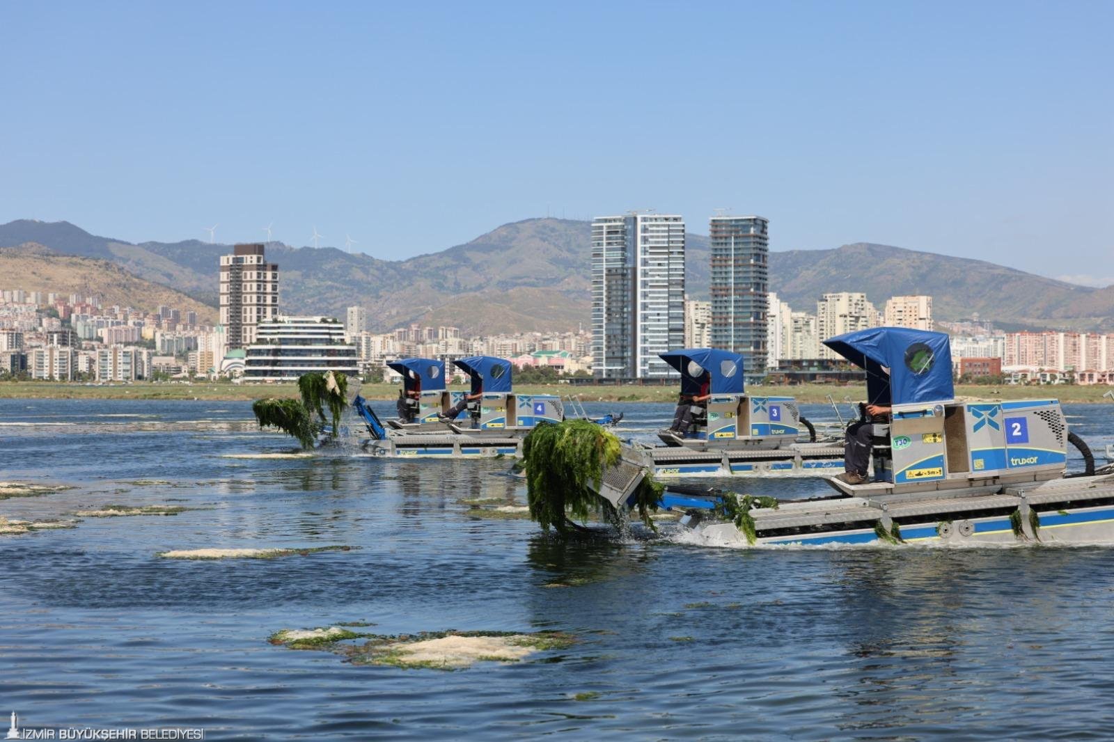İzmir Körfezi'nde1,2 milyon ton dip çamuru, binlerce ton atık temizlendi