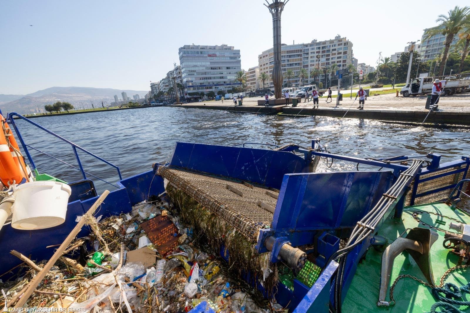 İzmir Körfezi'nde1,2 milyon ton dip çamuru, binlerce ton atık temizlendi