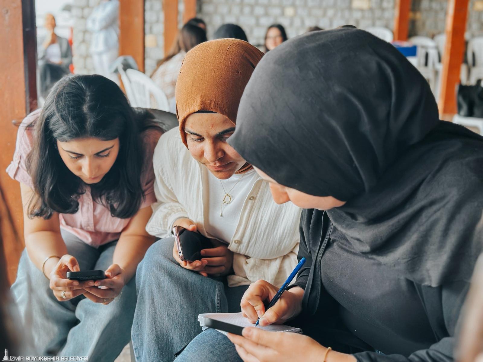 Çocukların geleceğine renkli dokunuş: Renkli Harfler ile çözüme uluslararası övgü