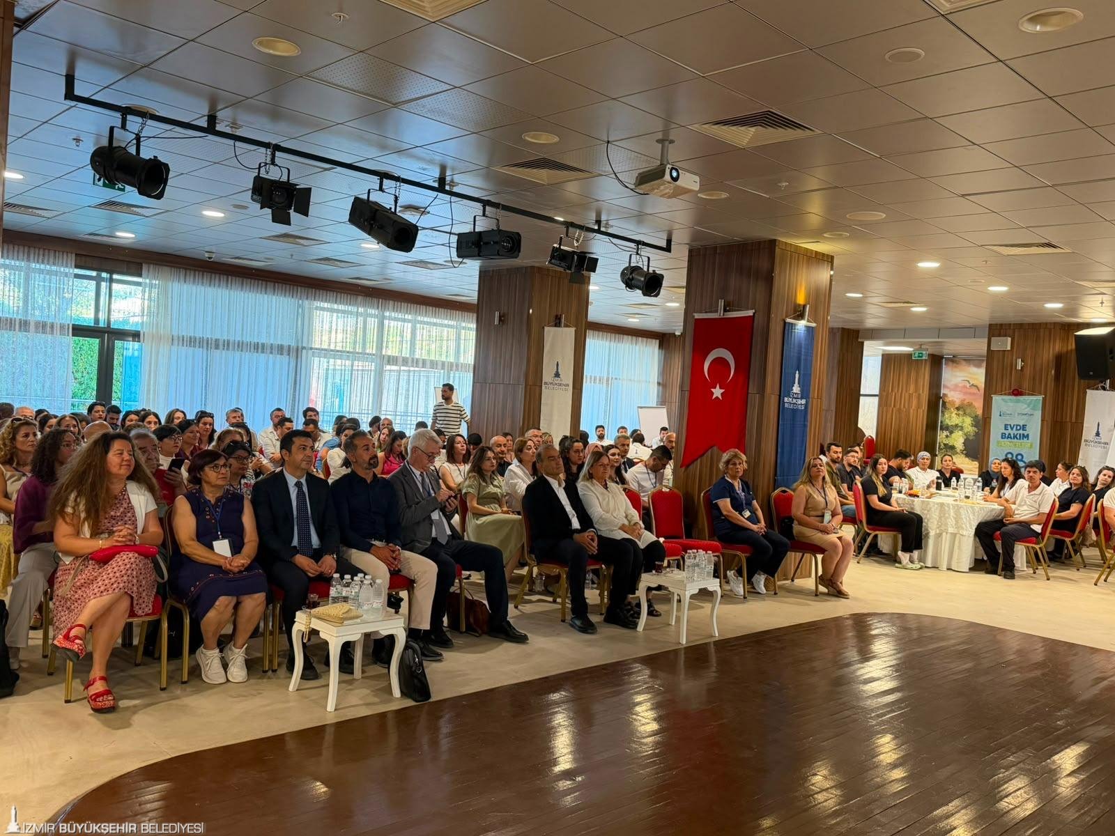 İzmir Büyükşehir Belediyesi’nin düzenlediği “Yerel Yönetimlerde Evde Bakım Hizmetleri Çalıştayı”nda,