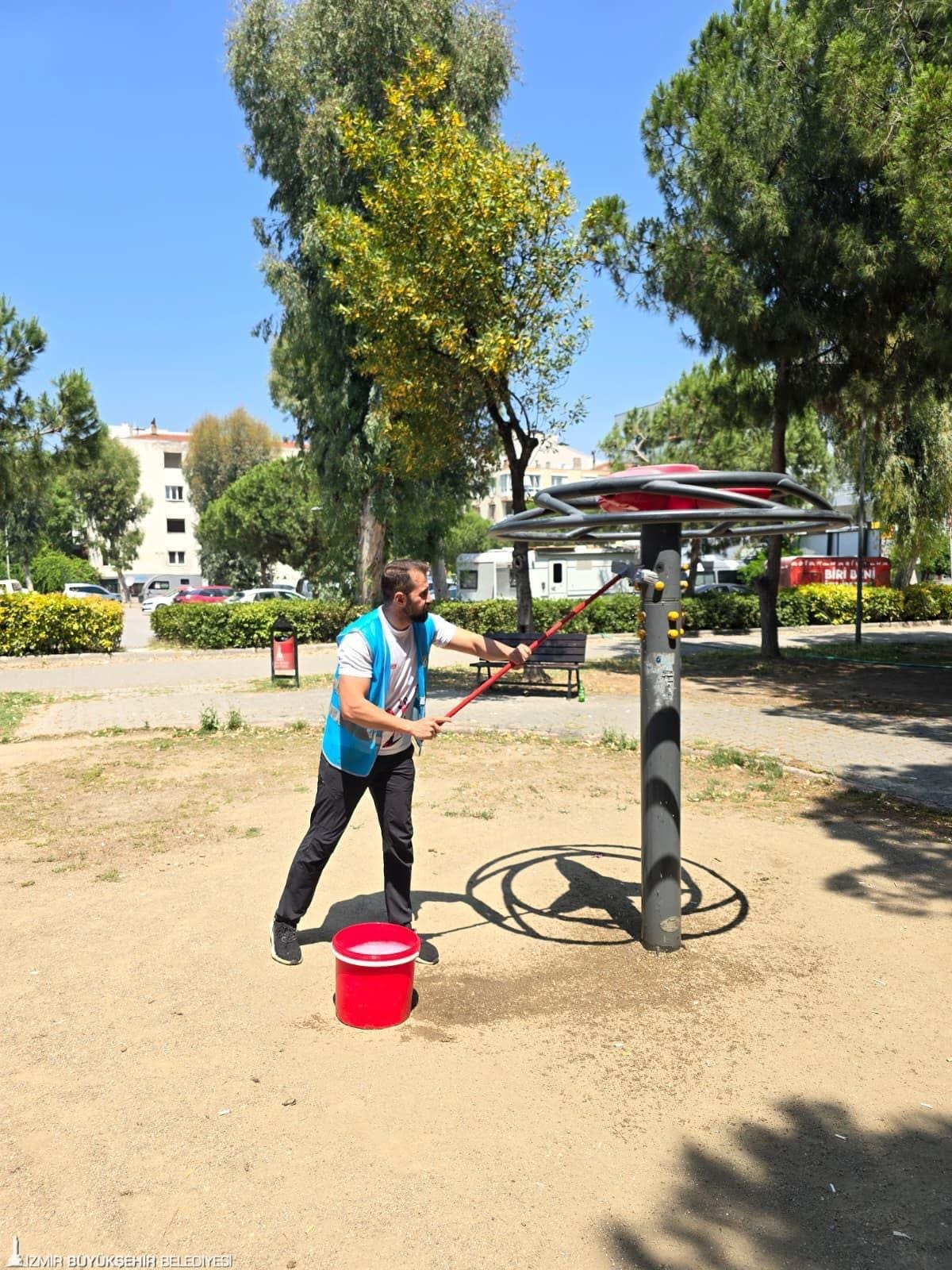 İzmir'de parklar doğal yöntemlerle pırıl pırıl: Oyuncaklar sirke ve arap sabunuyla pırıl pırıl 5 İzmir'de parklar doğal yöntemlerle pırıl pırıl: Oyuncaklar sirke ve arap sabunuyla pırıl pırıl
