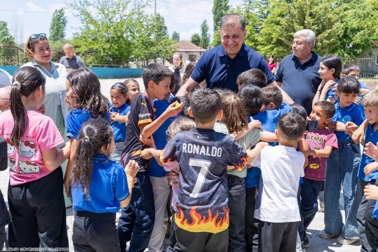 Başkan Tugay'dan Kirazlı çocuklara müjde: 'Çocuklarımız için ne varsa yapmaya hazırız'