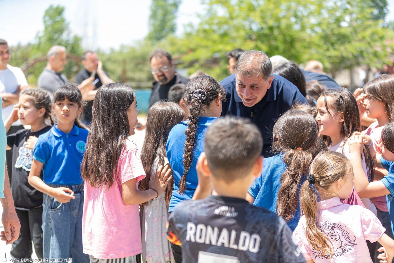 Başkan Tugay'dan Kirazlı çocuklara müjde: 'Çocuklarımız için ne varsa yapmaya hazırız'