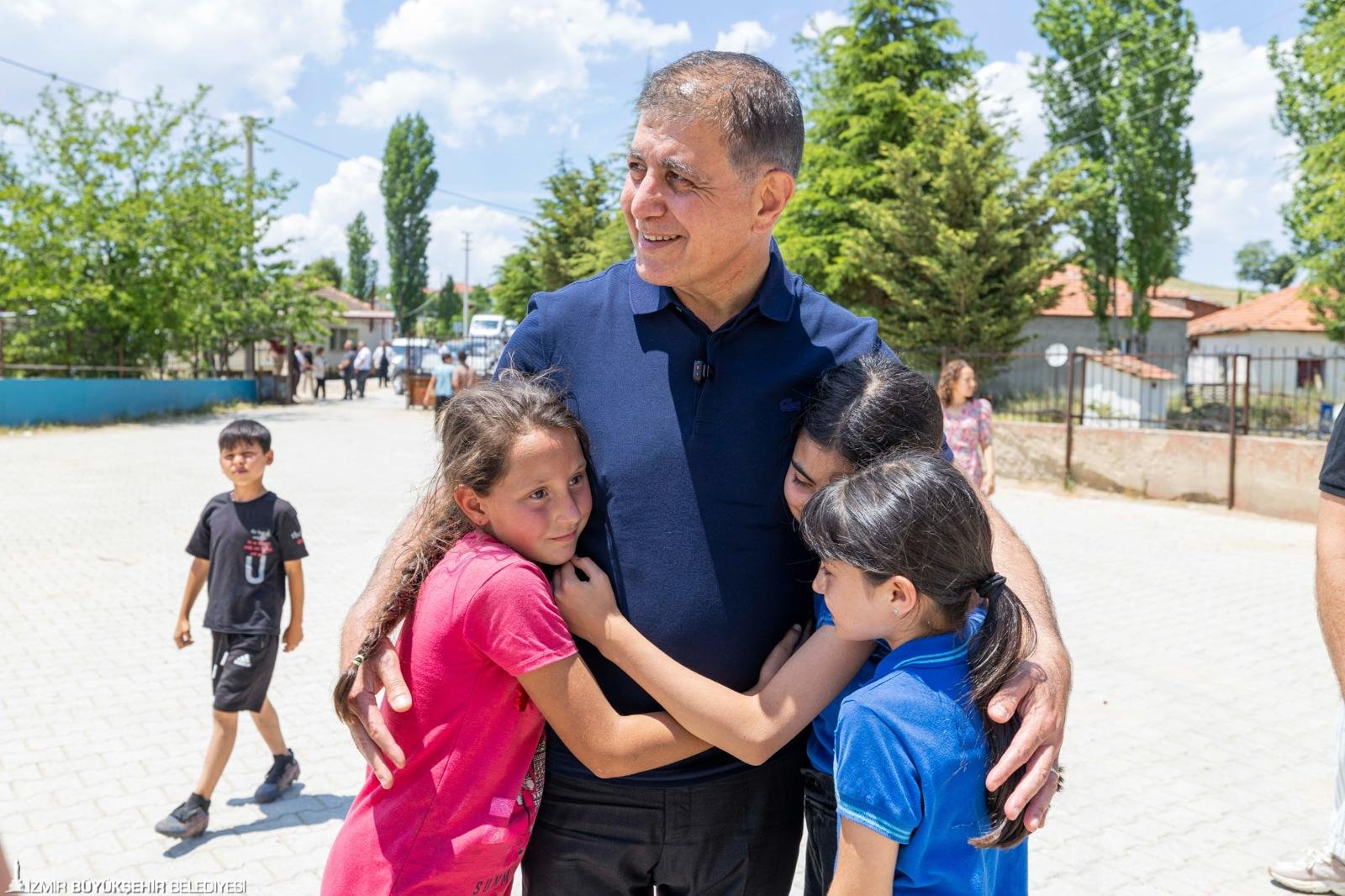 Başkan Tugay'dan Kirazlı çocuklara müjde: 'Çocuklarımız için ne varsa yapmaya hazırız'