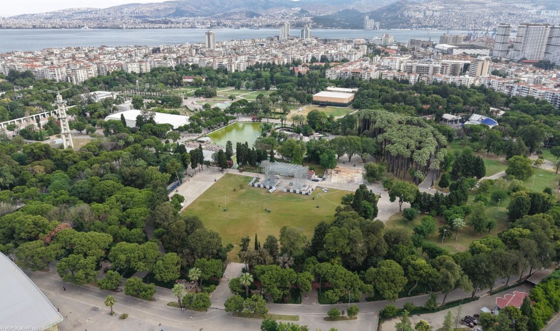 İzmir Büyükşehir Belediyesi, beton zemini kazıyıp yerine 16 bin kişilik