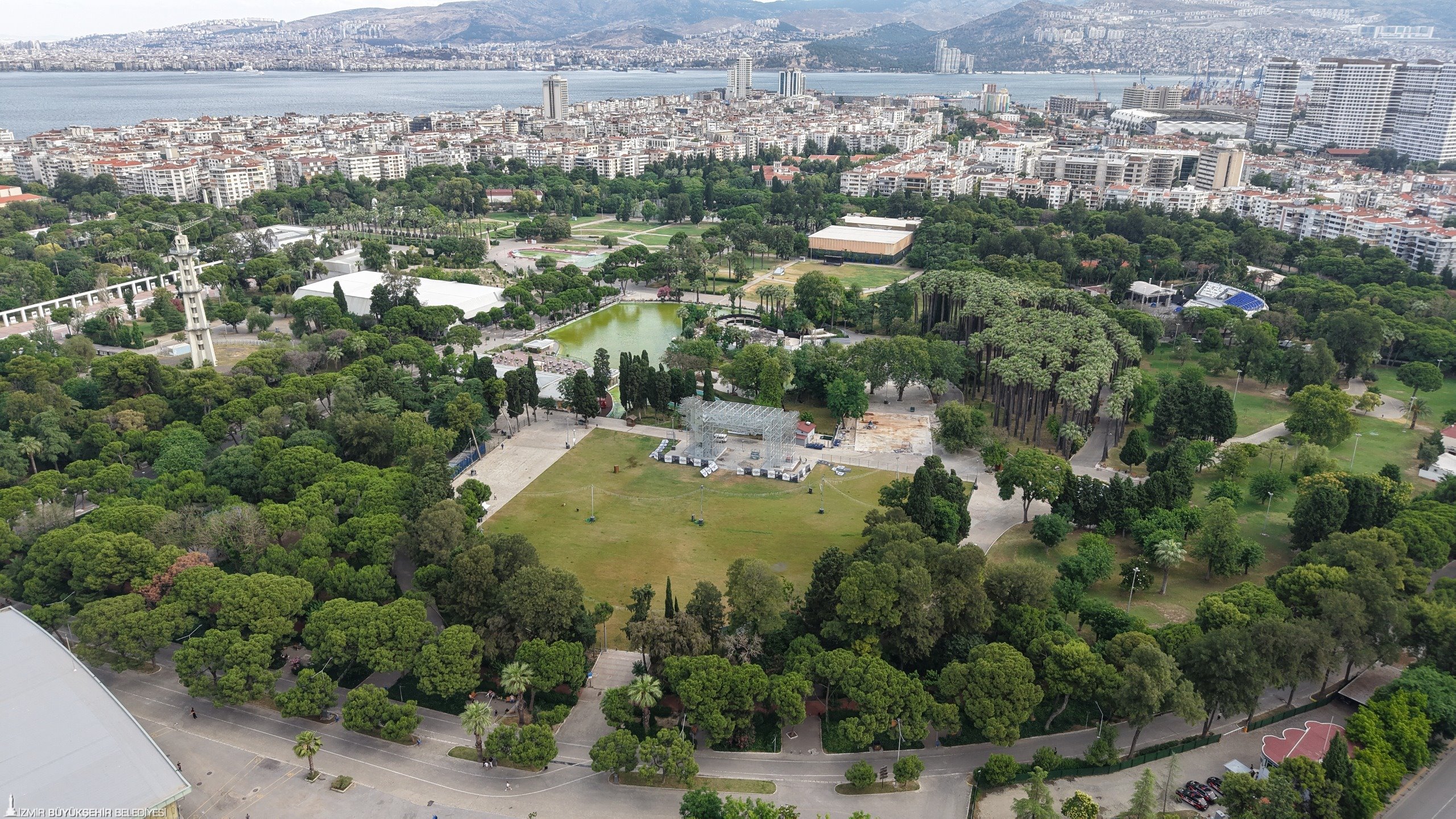 İzmir Büyükşehir Belediyesi, beton zemini kazıyıp yerine 16 bin kişilik
