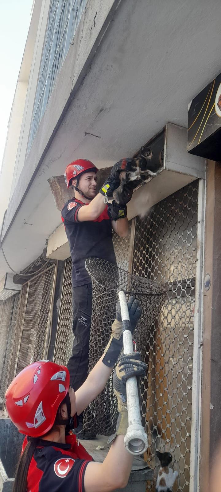 9 günde 998 olaya müdahale ettiler: İzmir İtfaiyesi’ne tatil yok