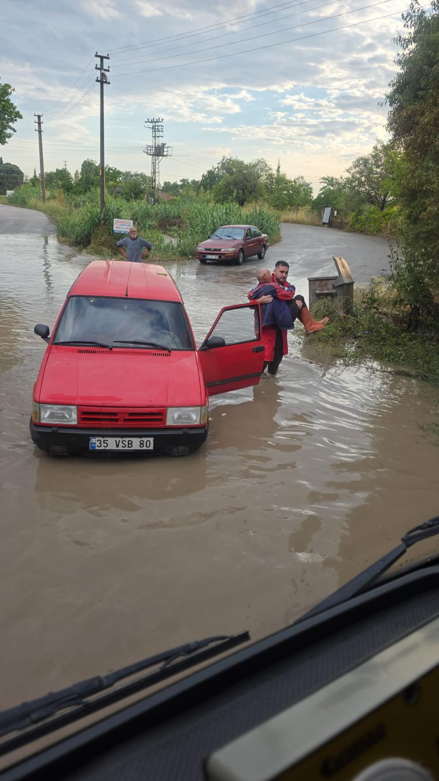 9 günde 998 olaya müdahale ettiler: İzmir İtfaiyesi’ne tatil yok