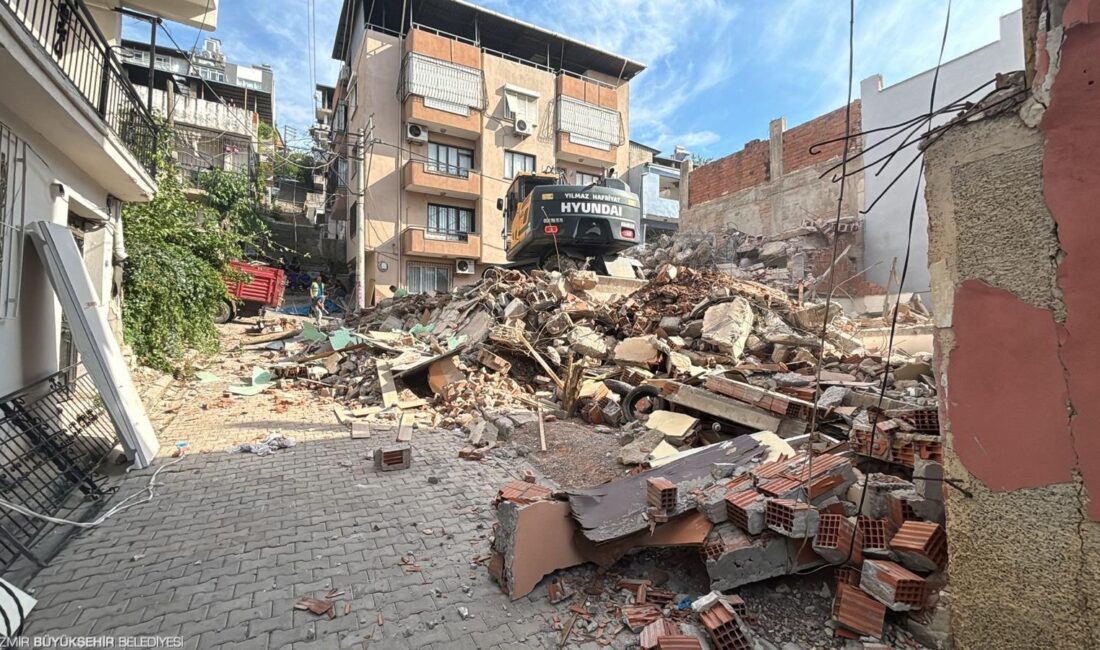 İzmir Büyükşehir Belediyesi’nin yapımını sürdürdüğü Buca Onat Tüneli’nin üst etkileşim