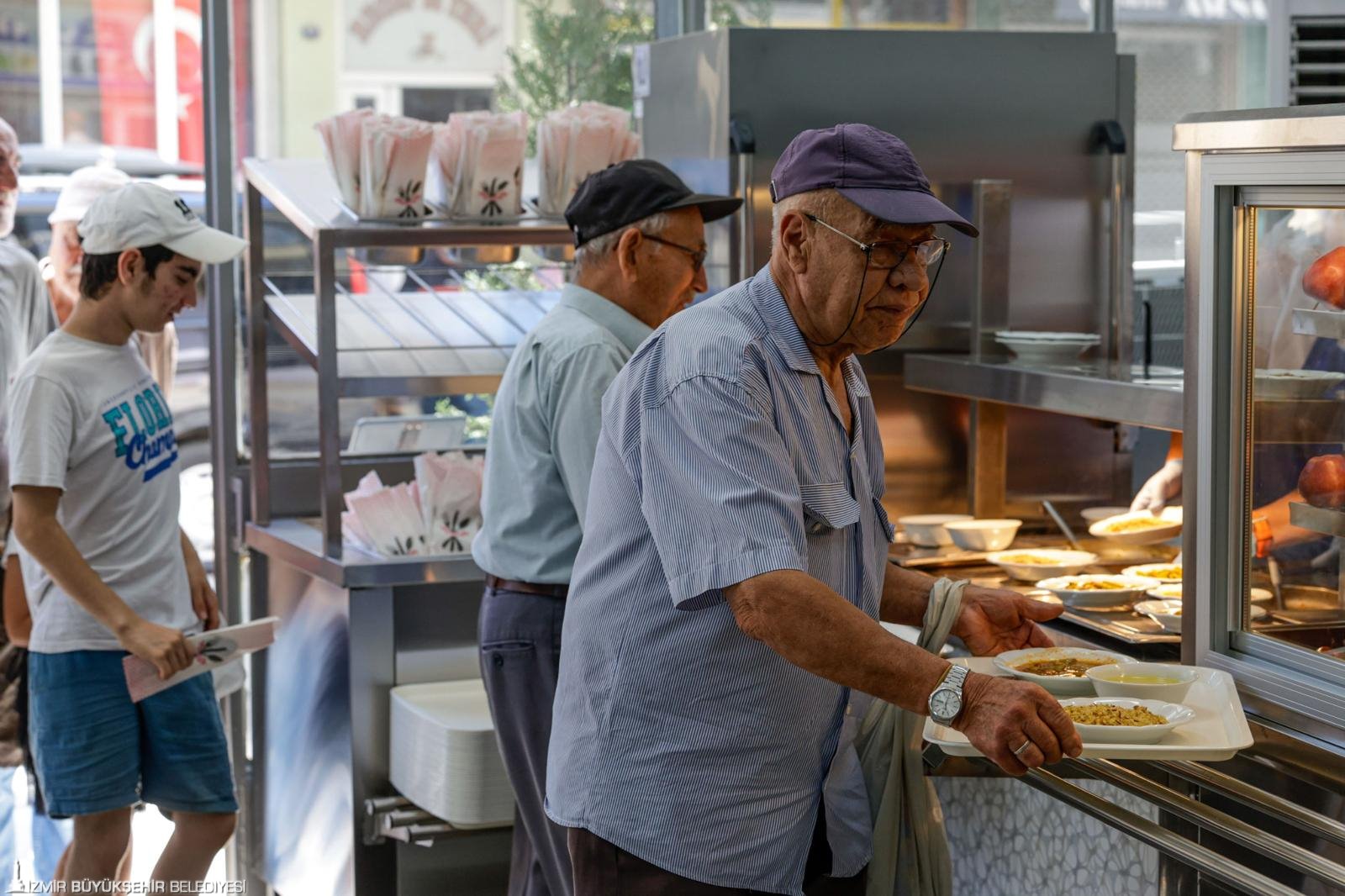 İzmir Büyükşehir Belediyesi, dar gelirli yurttaşların sağlıklı gıdaya ulaşması için