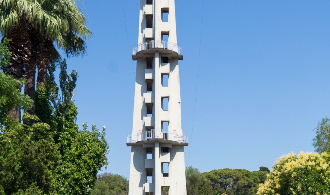 2020 İzmir depreminin ardından kullanıma kapatılan Kültürpark Paraşüt Kulesi için