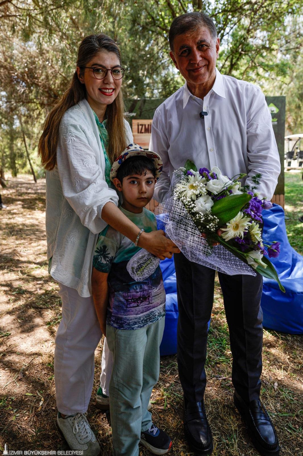 Başkan Tugay sözünü tuttu, çocukların yüzü güldü: Masal gibi bir gündü