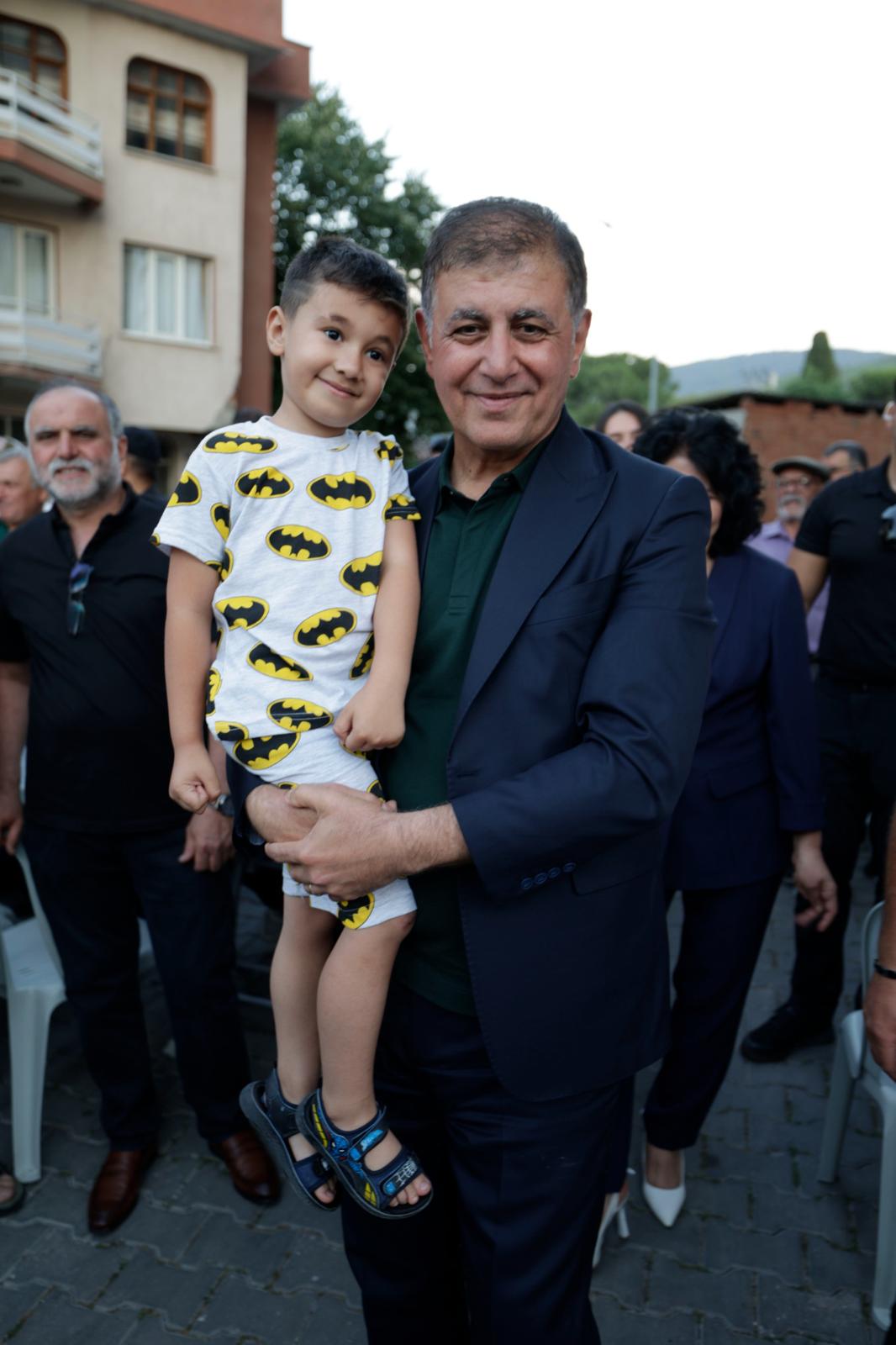 Başkan Tugay Kınık'ta muharrem lokmasını paylaştı: Esnaf ve vatandaşa müjdeler verdi 5 Başkan Tugay Kınık'ta muharrem lokmasını paylaştı: Esnaf ve vatandaşa müjdeler verdi