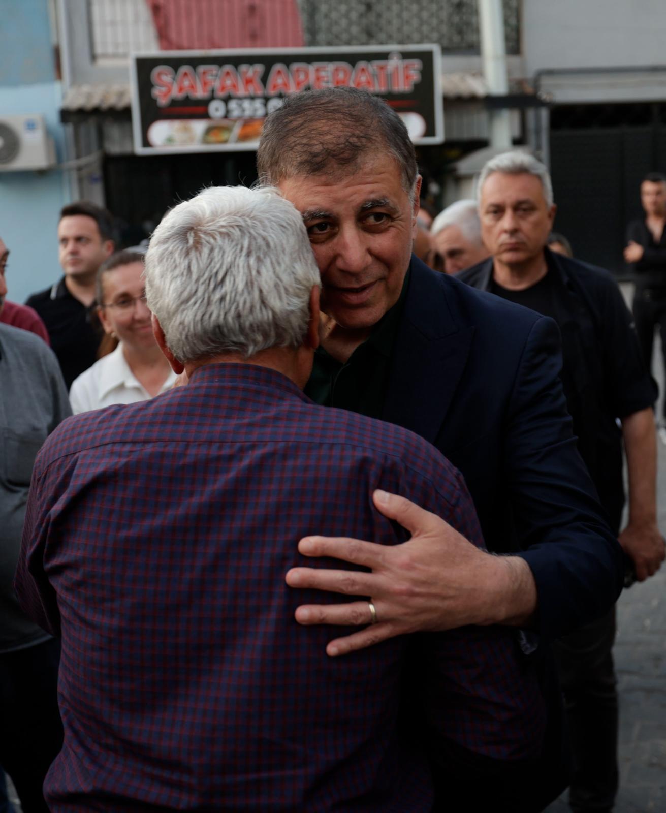 Başkan Tugay Kınık'ta muharrem lokmasını paylaştı: Esnaf ve vatandaşa müjdeler verdi 4 Başkan Tugay Kınık'ta muharrem lokmasını paylaştı: Esnaf ve vatandaşa müjdeler verdi