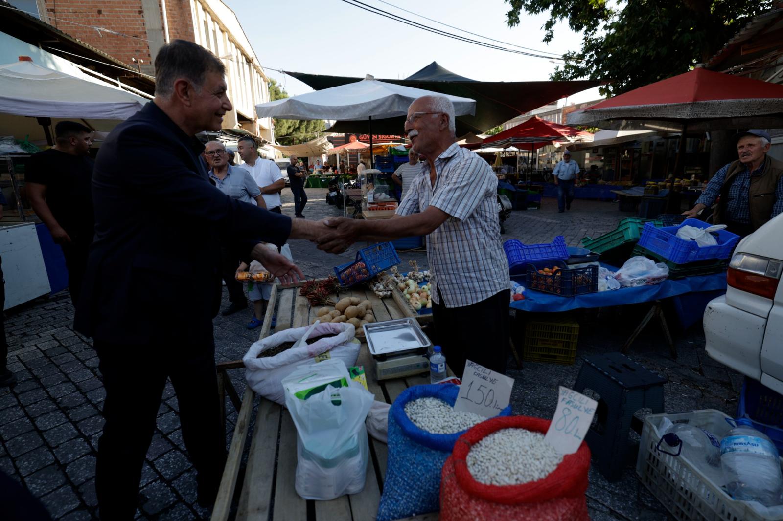 Başkan Tugay Kınık'ta muharrem lokmasını paylaştı: Esnaf ve vatandaşa müjdeler verdi 8 Başkan Tugay Kınık'ta muharrem lokmasını paylaştı: Esnaf ve vatandaşa müjdeler verdi