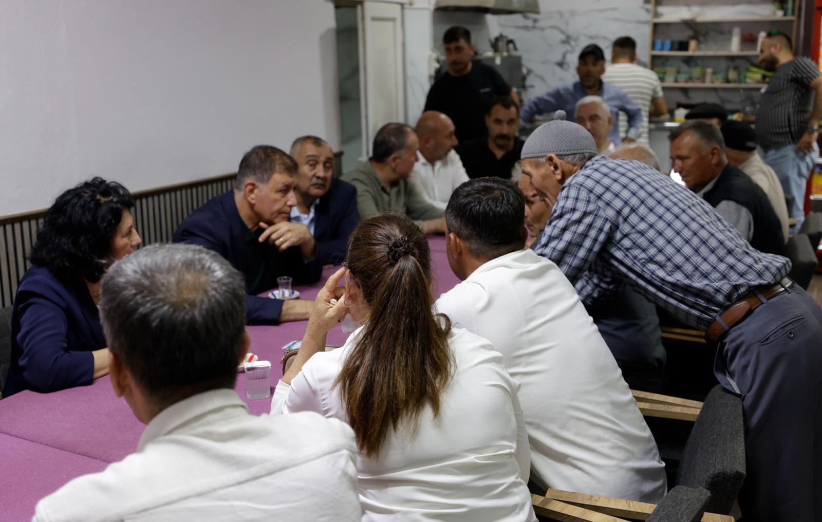 Başkan Tugay Kınık'ta muharrem lokmasını paylaştı: Esnaf ve vatandaşa müjdeler verdi 1 Başkan Tugay Kınık'ta muharrem lokmasını paylaştı: Esnaf ve vatandaşa müjdeler verdi