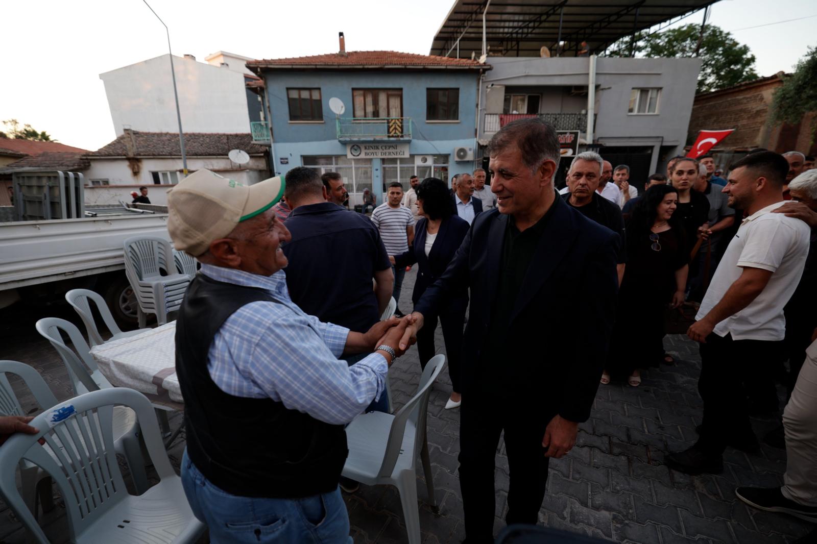 Başkan Tugay Kınık'ta muharrem lokmasını paylaştı: Esnaf ve vatandaşa müjdeler verdi 2 Başkan Tugay Kınık'ta muharrem lokmasını paylaştı: Esnaf ve vatandaşa müjdeler verdi