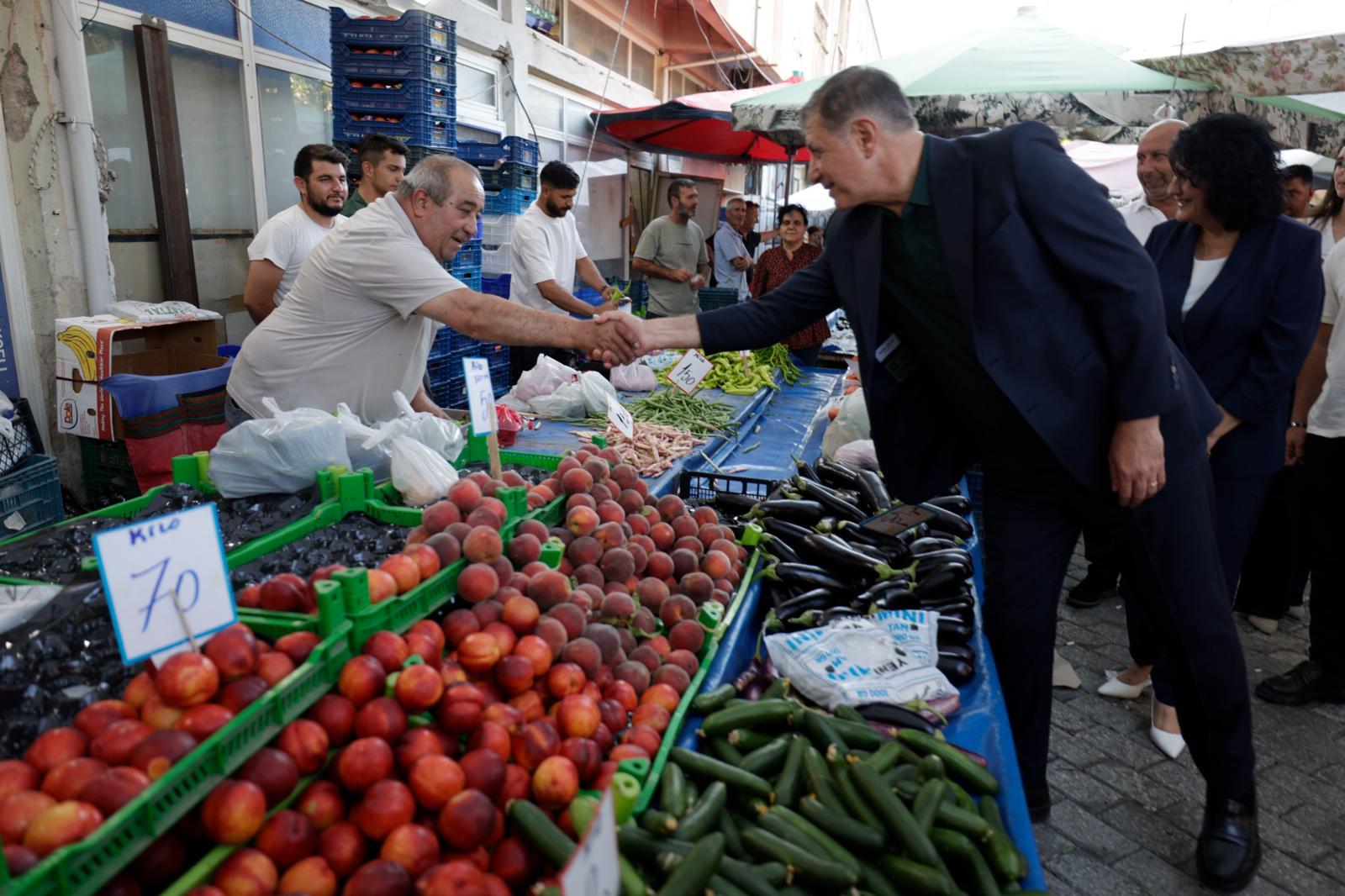 Başkan Tugay Kınık'ta muharrem lokmasını paylaştı: Esnaf ve vatandaşa müjdeler verdi 6 Başkan Tugay Kınık'ta muharrem lokmasını paylaştı: Esnaf ve vatandaşa müjdeler verdi