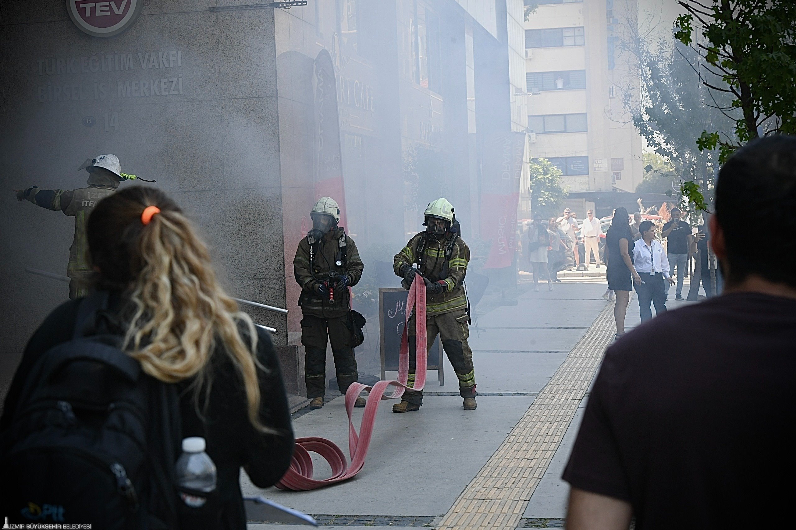 İzmir’in Konak ilçesindeki Akdeniz Caddesi’nde bulunan 7 katlı Birsel İş