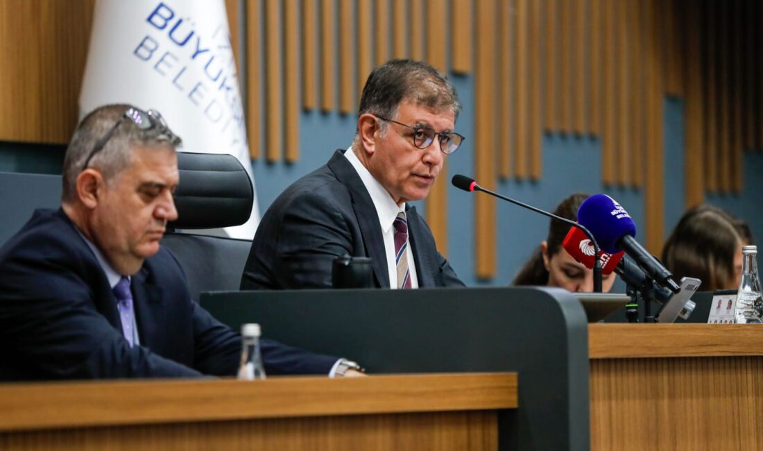 İzmir Büyükşehir Belediye Başkanı Cemil Tugay, yolsuzluk soruşturması kapsamında tutuklanan