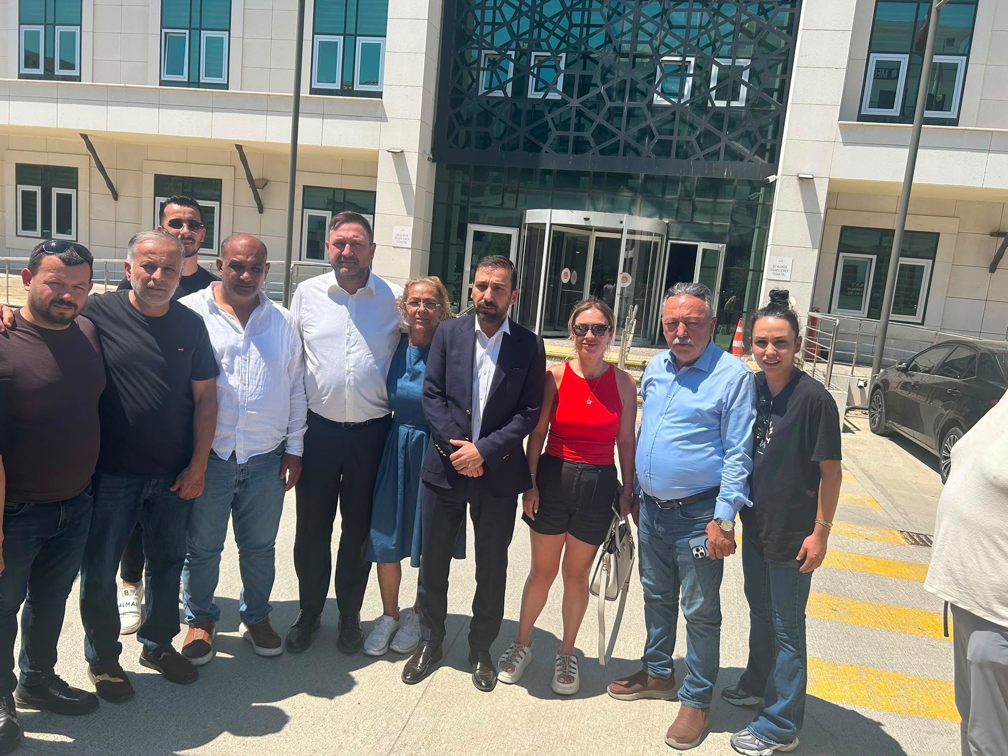 Yiğit ile birlikte Doğuş Bayır da serbest: Utku Gümrükçü Adliye kapısında karşıladı
