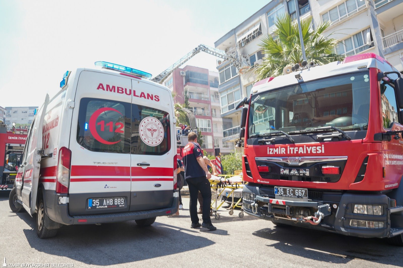 Karabağlar'da korkutan yangın: İtfaiye zamanla yarıştı