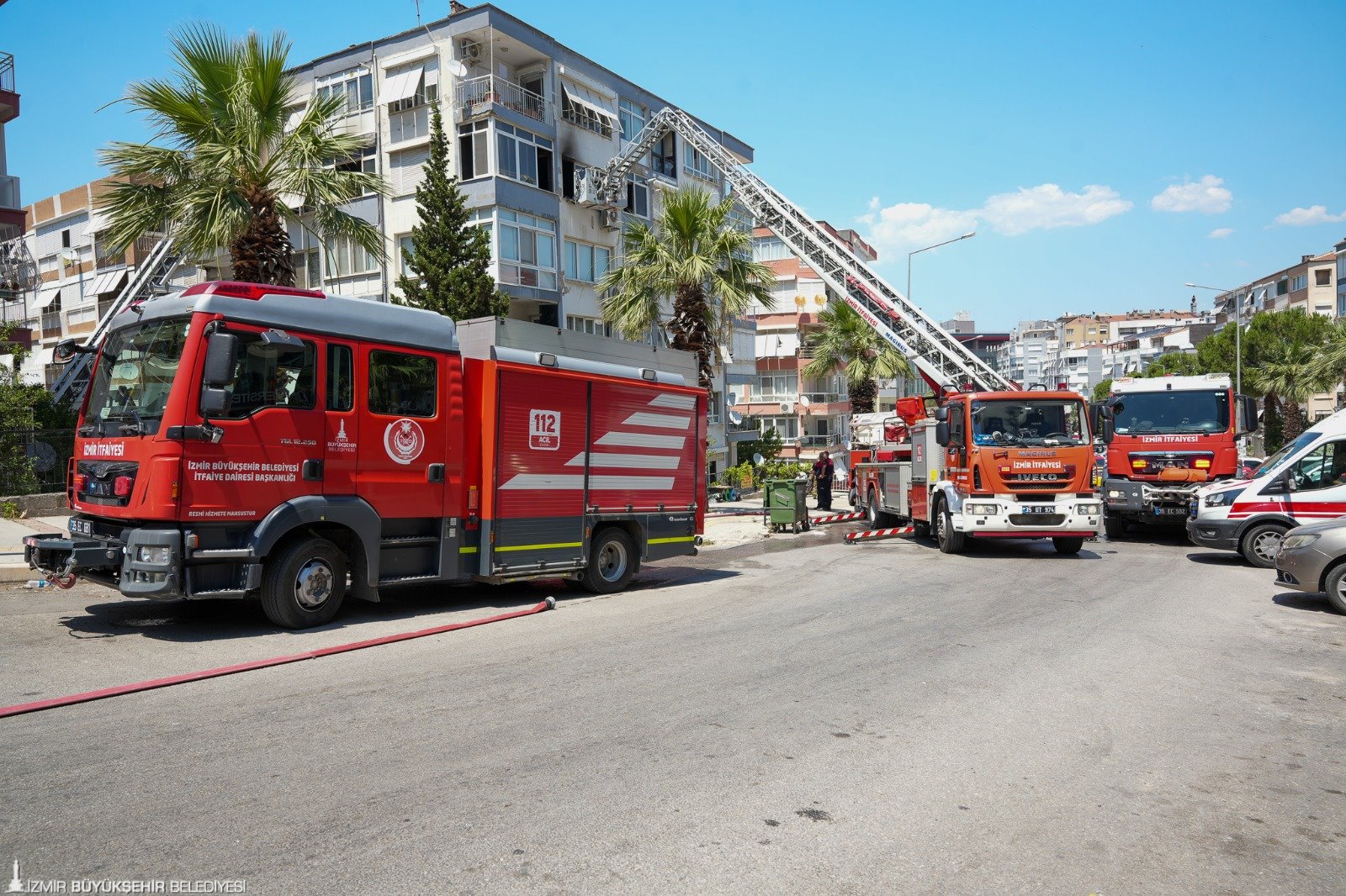 Karabağlar'da korkutan yangın: İtfaiye zamanla yarıştı