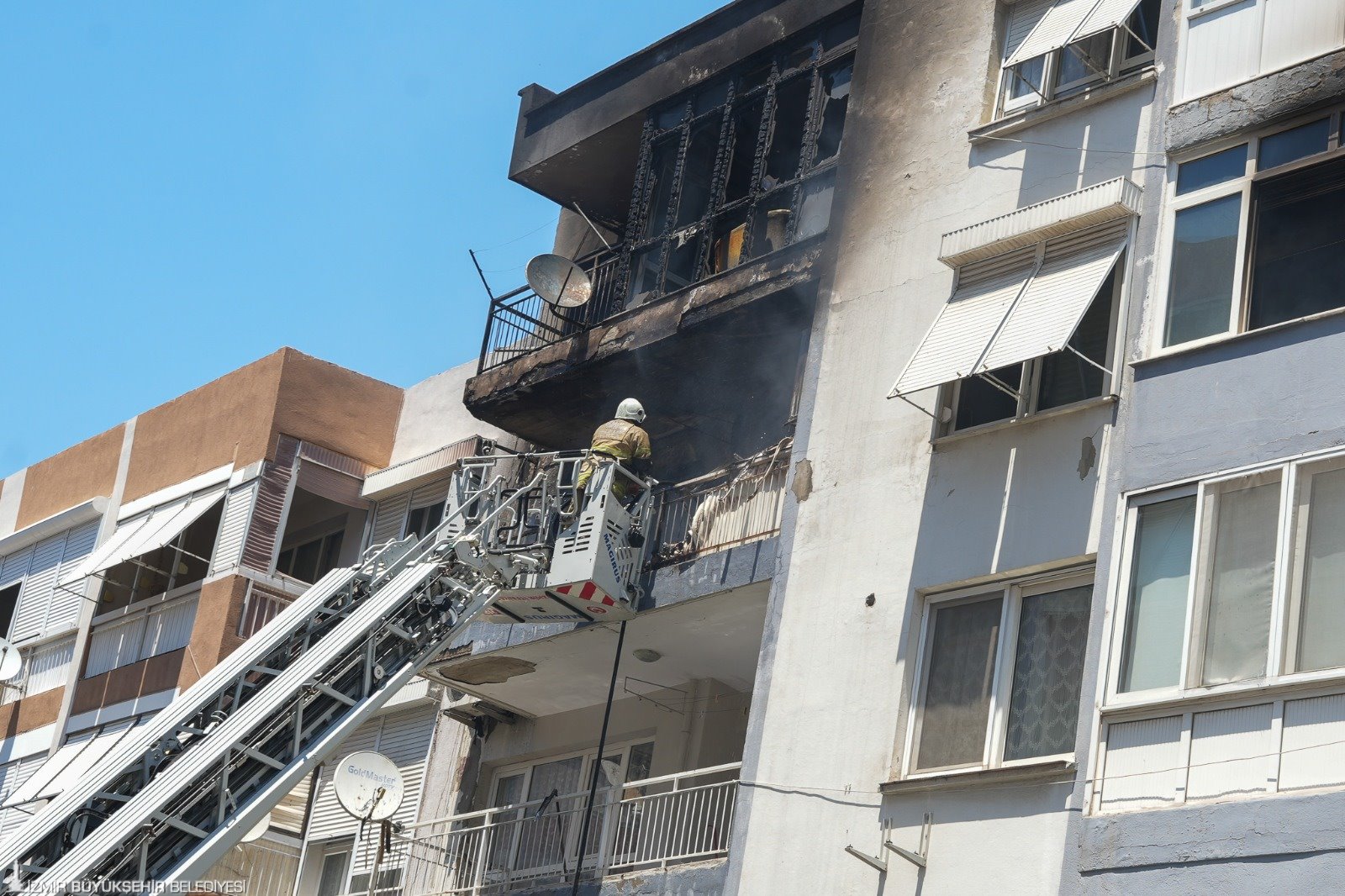 Karabağlar'da korkutan yangın: İtfaiye zamanla yarıştı