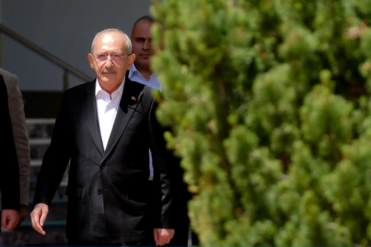 İmzalar çığ gibi büyüdü Kurultay kesinleşti: Kılıçdaroğlu sorular karşısında sessiz!