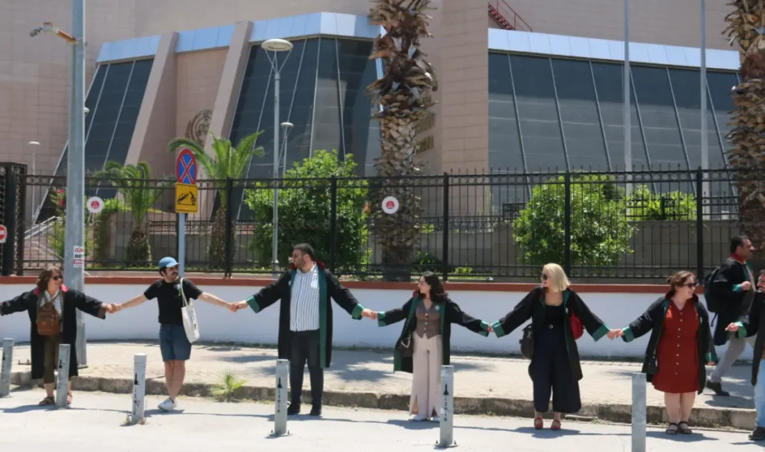 İzmir Barosu, Gezi'nin yıldönümünde adliye önünde toplandı. Yargının siyasallaşmasına karşı