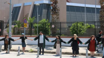 İzmir Barosu, Gezi'nin yıldönümünde adliye önünde toplandı. Yargının siyasallaşmasına karşı