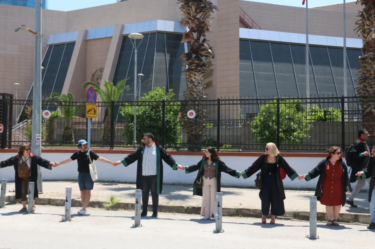 İzmir Adliyesi önünde olağanüstü anlar: Avukatlar el ele tutuşup o karara isyan etti