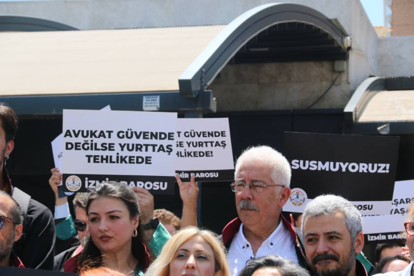 İzmir Adliyesi önünde olağanüstü anlar: Avukatlar el ele tutuşup o karara isyan etti