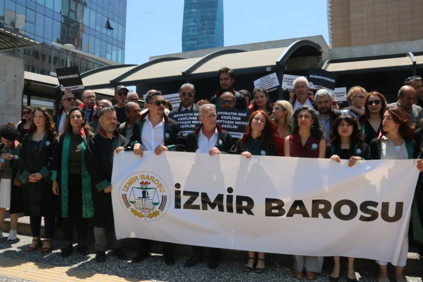İzmir Adliyesi önünde olağanüstü anlar: Avukatlar el ele tutuşup o karara isyan etti