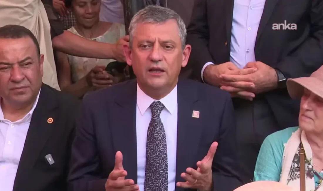 CHP lideri Özgür Özel, Ankara’daki Tarihi Ulus Hali’nde esnaf ve