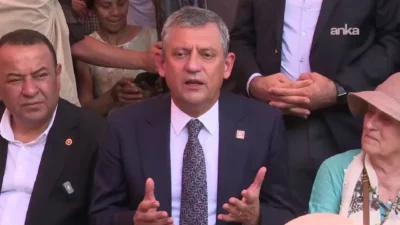 CHP lideri Özgür Özel, Ankara’daki Tarihi Ulus Hali’nde esnaf ve