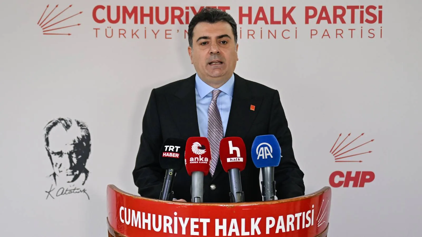Özgür Özel yönetimindeki Parti Sözcüsü Zeynel Emre, Meclis'teki grup toplantısı