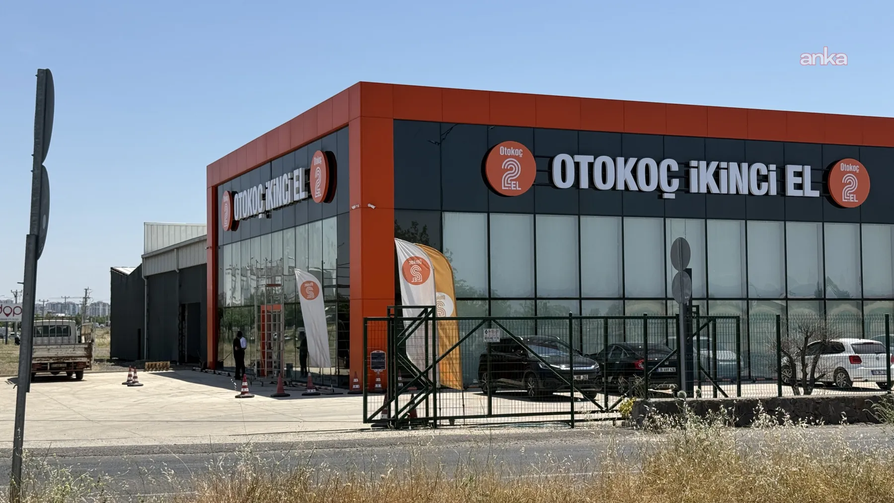 Diyarbakır'da silah sesleri: Otokoç binasına bir saldırı daha