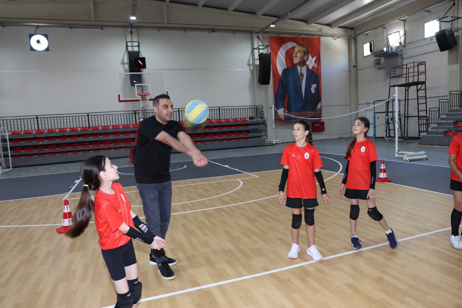 Çiğli Atatürk Kapalı Spor Salonu yenilenen yüzüyle açıldı