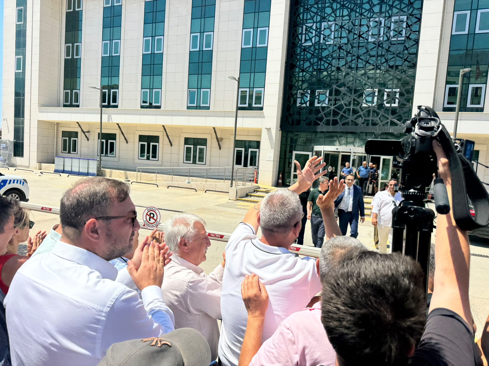 Yiğit ile birlikte Doğuş Bayır da serbest: Utku Gümrükçü Adliye kapısında karşıladı