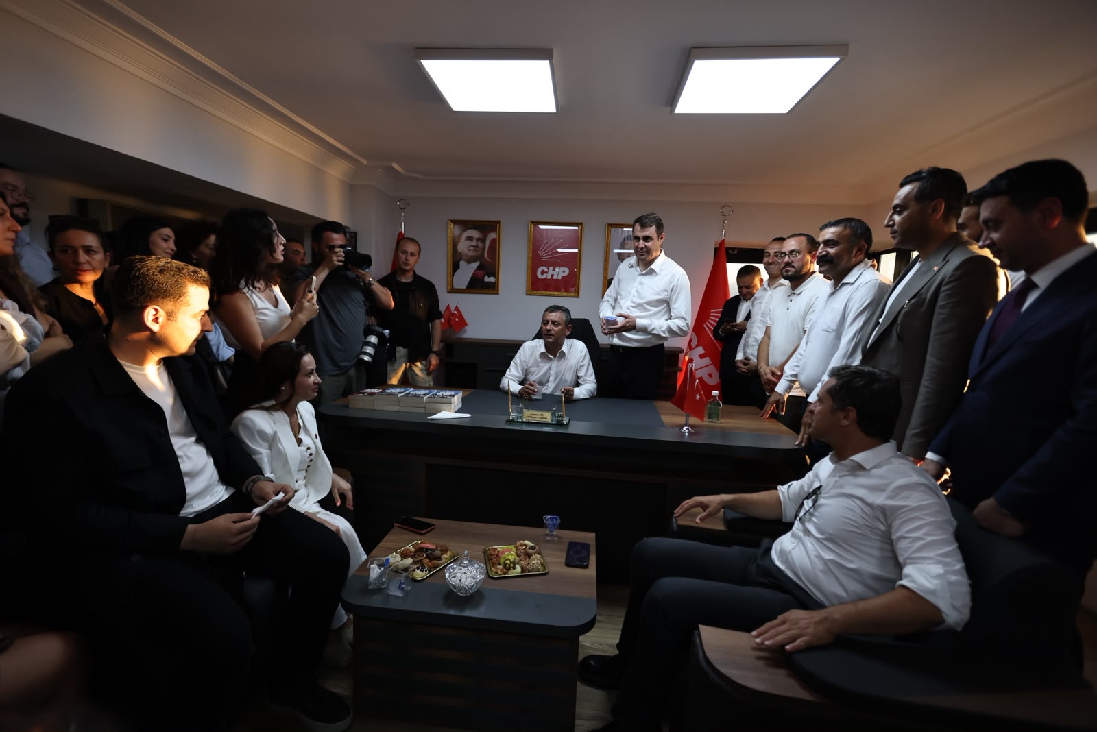 Özel mitingin ardından alternatif il binasında