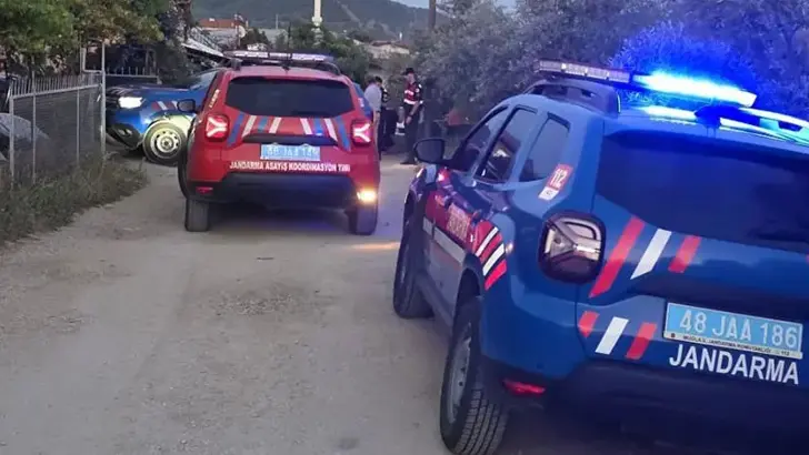 Muğla'nın Fethiye ilçesinde iki komşu arasında çıkan tartışma kanlı bitti.