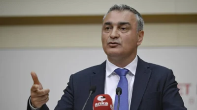 CHP'de genel başkanlığı devralan yeni yönetim, belediyelerdeki adli süreçlere karşı