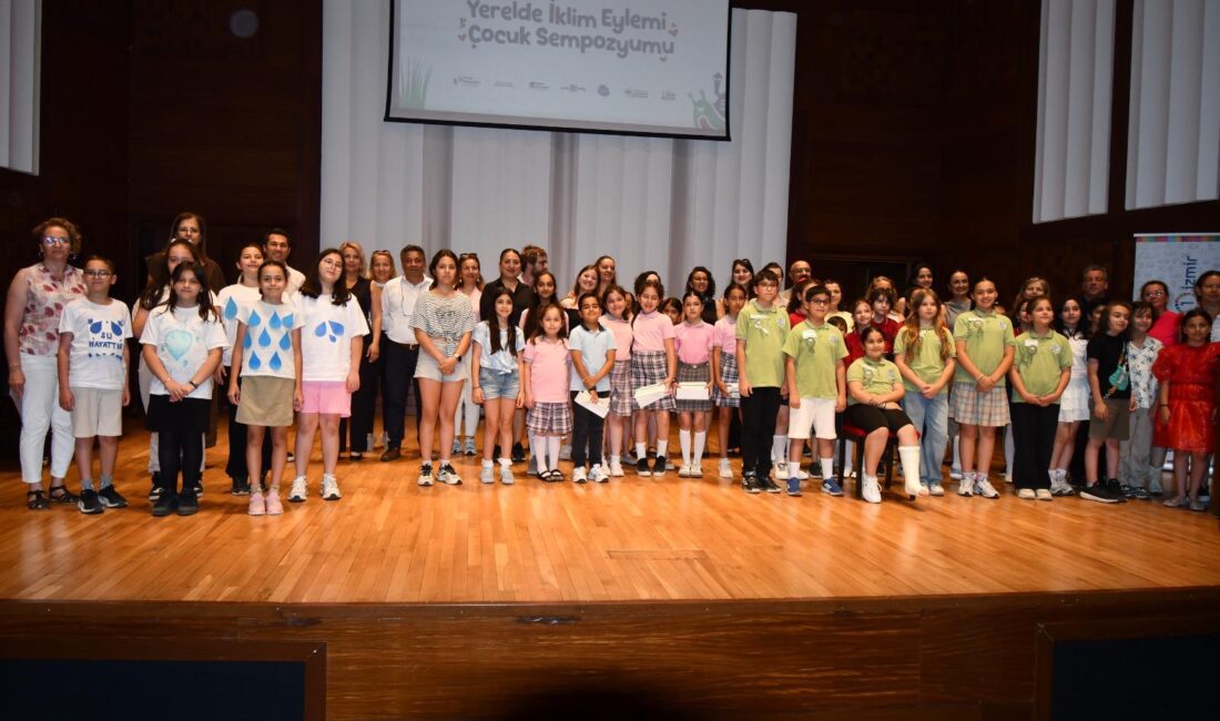 İzmir Büyükşehir Belediyesi'nin yürüttüğü projede bir araya gelen yüzlerce çocuk,