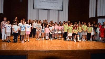İzmir Büyükşehir Belediyesi'nin yürüttüğü projede bir araya gelen yüzlerce çocuk,