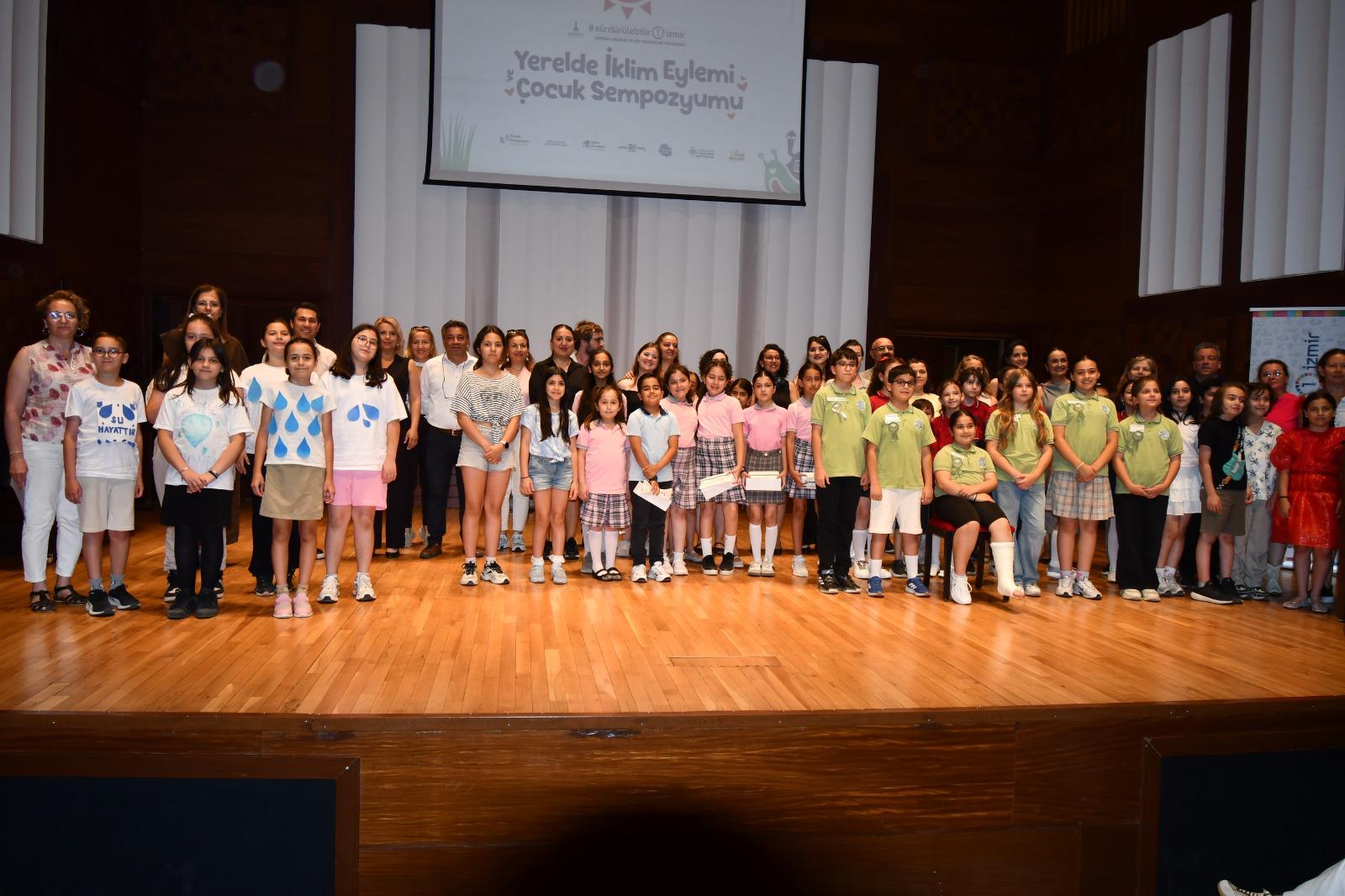 İzmir Büyükşehir Belediyesi'nin yürüttüğü projede bir araya gelen yüzlerce çocuk,