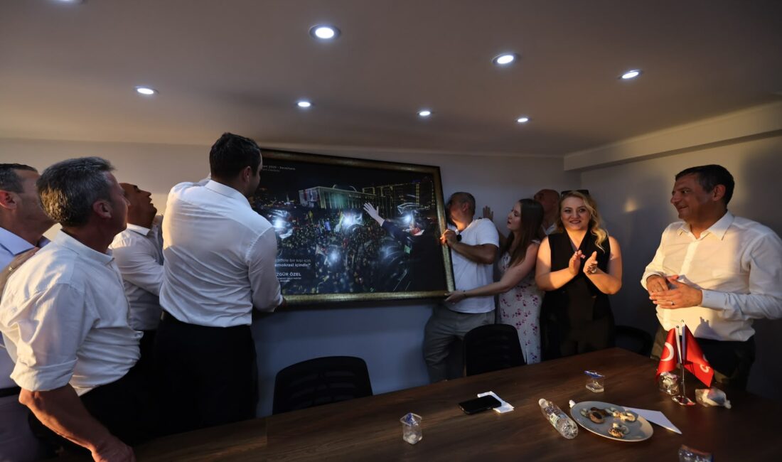 Cumhuriyet Meydanı'ndaki kitlesel buluşmanın ardından Pasaport'ta bulunan alternatif il binasına