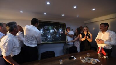 Cumhuriyet Meydanı'ndaki kitlesel buluşmanın ardından Pasaport'ta bulunan alternatif il binasına