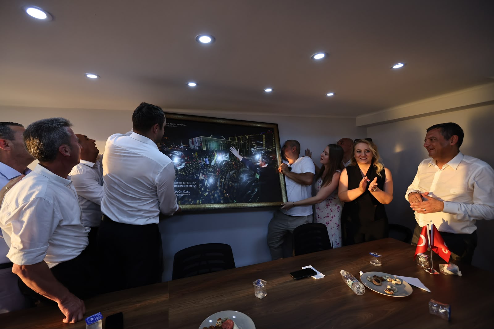 Cumhuriyet Meydanı'ndaki kitlesel buluşmanın ardından Pasaport'ta bulunan alternatif il binasına